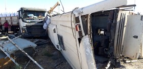 مصدومیت ۱۰ نفر در تصادف تریلی با اتوبوس در محور نطنز