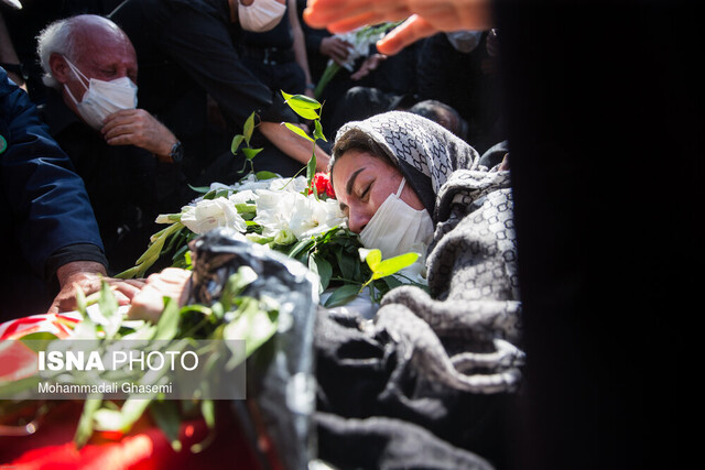 مادر مهشاد کریمی در مراسم تشییع فرزندش تاکید خانواده های کریمی و یاسینی بر برخورد با مسببان حادثه دریاچه ارومیه