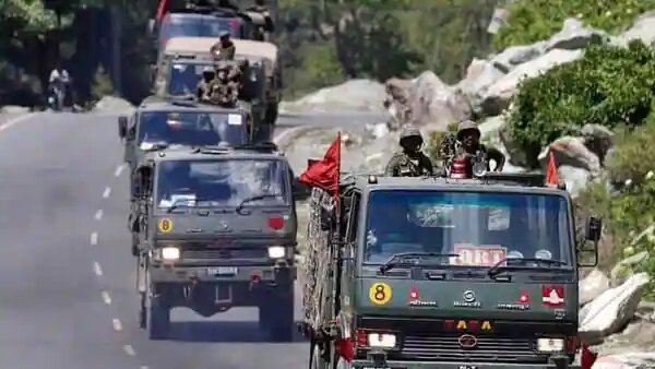 کاروان نظامیان هند در مسیر لداخ هند ۵۰ هزار نیروی دیگر در مرز با چین مستقر کرد