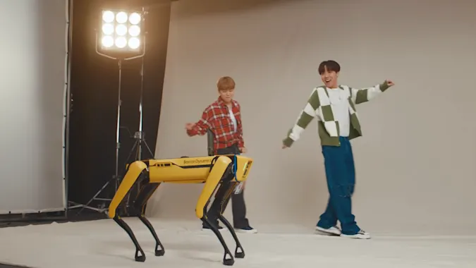 رقص ربات "بوستون داینامیکس" با گروه کره‌ای BTS