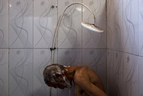 گرمخانه خاوران سرپناهی موقت و شبانه است که از سال ۱۳۸۵ فعالیت خود را به صورت فرامنطقهای آغاز کرد؛ این گرمخانه در محله رضویه منطقه ۱۵ تهران قرار گرفته و هر شب سرپناه کسانی است که جایی برای ماندن ندارند؛ بیخانمانها و کارتنخوابها و معتادان میهمانان اصلی این گرمخانهاند. از اواسط آبان سال ۹۸ تمامی گرمخانههای تهران به صورت دائمی و چهار فصل فعالیت خود را ادامه دادند