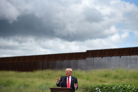 ترامپ در بازدید از دیوار مرزی با مکزیک: بایدن در حال نابودی کشور ماست