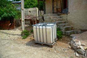 در روستاهای کم آب جهت تامین و نگهداری آب از منبع های بزرگ استفاده می‌شود. 
