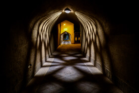 کوچههای قدیمی بافتهای تاریخی شهر یزد به اشکال گوناگون نورپردازی شده است.