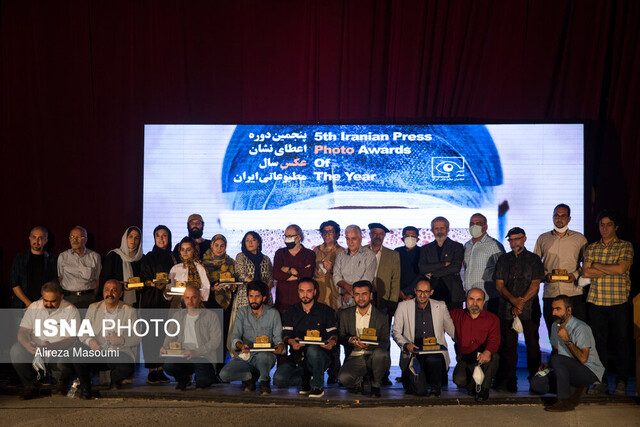 نشان عکس سال مطبوعاتی اهدا شد نشان عکس سال مطبوعاتی اهدا شد