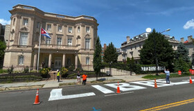 "کوبا را آزاد کنید" مقابل سفارت کوبا در واشنگتن نقش بست