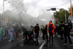 پلیس تایلند علیه معترضان به وضعیت کرونا از گاز اشک آور استفاده کرد