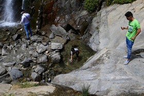 حضور مسافران در آبشار «گنجنامه» - همدان