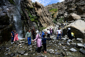 حضور مسافران در آبشار «گنجنامه» - همدان