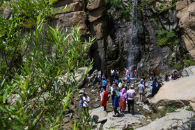 مسافران در آبشار «گنجنامه» - همدان
