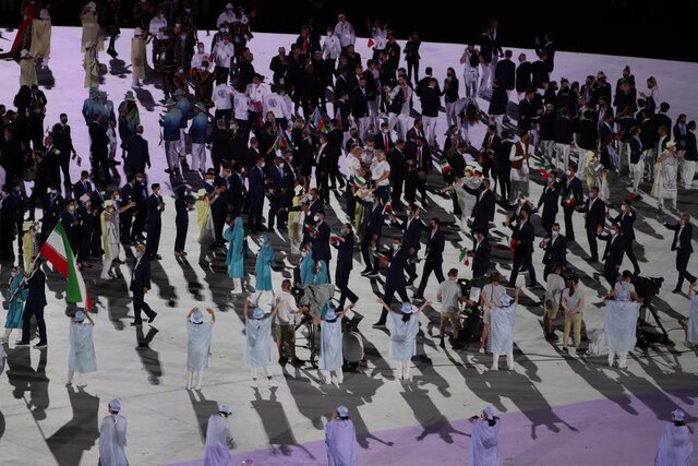 رژه کاروان ایران در افتتاحیه المپیک توکیو با لباس رسمی + تصاویر