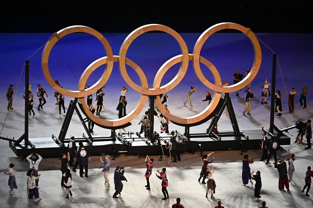 آغاز مراسم افتتاحیه المپیک ۲۰۲۰ توکیو+تصاویر/ تاکید بر برابری جنسیتی با ۲ پرچم‌دار