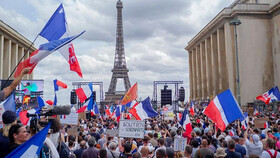 تظاهرات ده‌ها هزار فرانسوی در اعتراض به اجباری شدن گذرنامه سلامت/ اعتراضات ضدواکسن در لندن