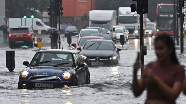 آب گرفتگی ایستگاه های قطار شهری و خیابان های لندن به دلیل سیل و طوفان
