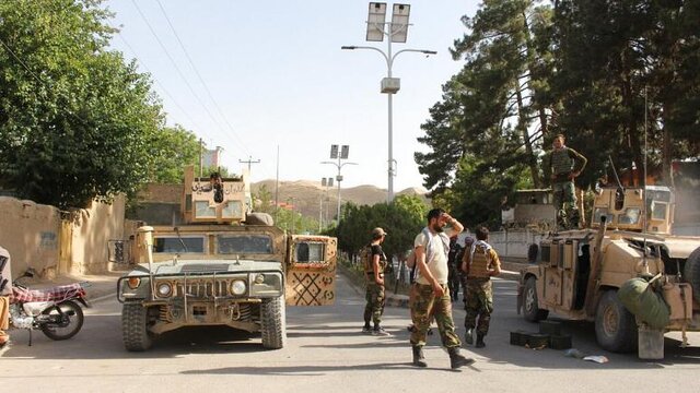 ده‌ها سرباز افغان با هدف گریز از حمله طالبان وارد خاک پاکستان شدند