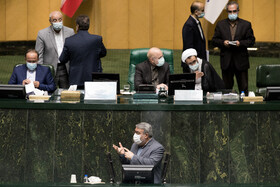  عبدالرضا رحمانی فضلی، وزیر کشور در حال پاسخ به سوالات مجتبی یوسفی نماینده مردم اهواز در جلسه علنی مجلس - ۵ مرداد