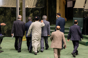 عبدالرضا رحمانی فضلی، وزیر کشور در  حال خروج از جلسه علنی مجلس - ۵ مرداد