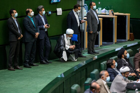 ادای احترام نمایندگان مجلس به قرائت قرآن پیش از شروع جلسه‌ علنی مجلس - ۶ مرداد