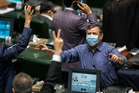 نمایندگان در حال اعلام رای خود در صحن علنی مجلس هستند - ۶ مرداد