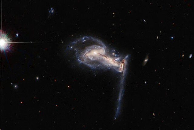 تصویری از کهکشانی سه‌گانه از اطلس کهکشان‌های عجیب