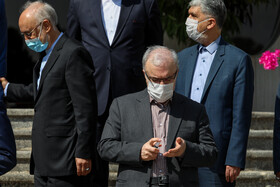 آخرین جلسه هیات دولت دوازدهم، یکشنبه، ۱۰ مرداد با حضور همه اعضای کابینه برگزار شد. در آخرین جلسه هیات دولت روحانی گفت: هنوز هم به مردم بدهکاریم و اگر شرایط ما مناسب تر بود، همه با هم همکاری کرده بودیم و قوای دیگر بیشتر ما را یاری کرده بودند، به نقاط بهتری میرسیدیم. در پایان این جلسه اعضای کابینه دولت دوازدهم عکس یادگاری گرفتند.