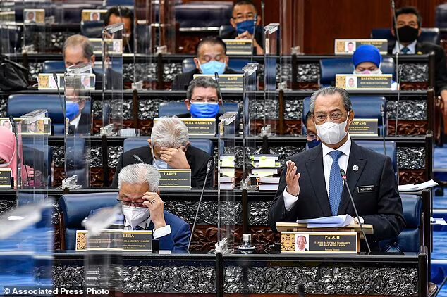 نخست وزیر مالزی استعفا نمی‌کند اما به دنبال رای اعتماد است