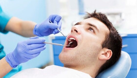 عواقب منفی اعمال زیبایی بر روی دندان/ آیا جرم‌گیری به دندان آسیب می‌زد؟