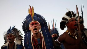  بومیان برزیل تابوتی بزرگ را در اعتراضات آتش زدند
