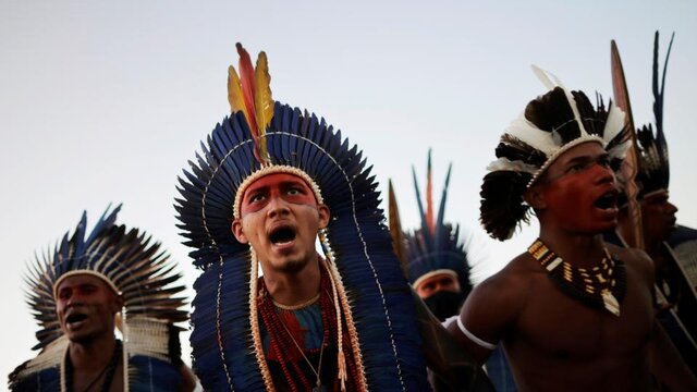  بومیان برزیل تابوتی بزرگ را در اعتراضات آتش زدند