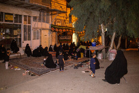 کوچه های حسینی - برپایی عزاداری اباعبدالله الحسین(ع) در انتهای محله قدس خیابان جوادالائمه قم