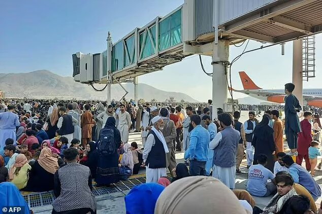 تیراندازی طالبان در فرودگاه کابل برای متفرق کردن مردم