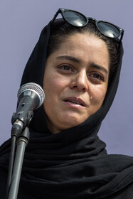 غزل شاکری دختر فرشته طائرپور در مراسم تشییع مادرش
