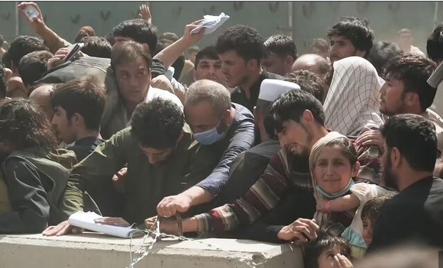 بحران در فرودگاه کابل؛ خانواده‌ها تشنه و خسته زیر آفتاب سوزان منتظرند + تصاویر