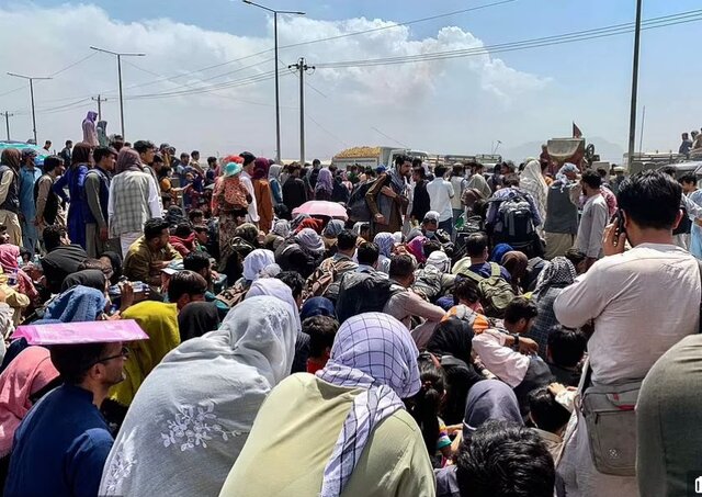 بحران در فرودگاه کابل؛ خانواده‌ها تشنه و خسته زیر آفتاب سوزان منتظرند + تصاویر