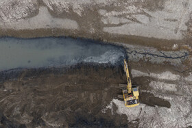 مازندران به علت شرایط اقلیمی  و اراضی حاصلخیزش  قطب اصلی کشت برنج در کشور محسوب میشود اما  به علت کاهش نزولات آسمانی و افزایش دمای هوا  در این سالها با معضل جدی کمبود آب  مواجه است و برخی از اراضی تحت کشت برنج به علت کمبود آب خشک شده و خساراتی برای کشاورزان مازندرانی به وجود آورده است. از سوی دیگر این خشکسالیها بروی زیستگاه پرندگان و موجودات آبزی نظیر آب بندان لپو زاغمرز بهشهر تاثیرات مخربی دارد . ایجاد سدها در مسیل رودخانه ها از دیگر مشکلاتی است که مازندران با آن دست پنجه نرم میکند.