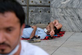 صبح امروز - یکشنبه، ۷ شهریور ماه جمعی از پناهجویان افغانستانی که پس از سلطه طالبان بر این کشور خود را به ایران رساندهاند، مقابل سفارت آلمان در تهران ازدحام کرده و خواستار رسیدگی به امور پناهندگی خود به این کشور شدهاند. این ازدحام پس از آن رخ داده است که آنها از طریق فضای مجازی مطلع شدهاند که سفارت آلمان در ایران به پناهجویان افغانستانی ویزا میدهد اما پس از مراجعه به در سفارت آلمان در تهران کسی پاسخگوی آنها نبوده است.