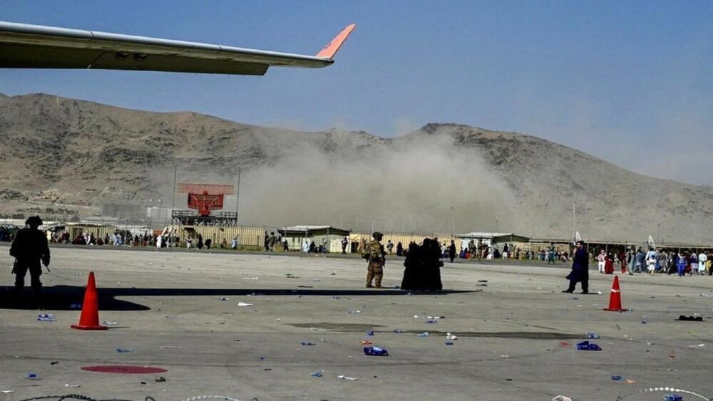 انفجار در نزدیکی فرودگاه بین‌المللی کابل در پی حمله نظامی آمریکا در پایتخت افغانستان