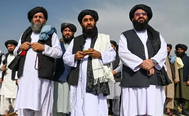 ذبیح‌الله مجاهد از باند فرودگاه کابل: به افغانستان تبریک می‌گویم
