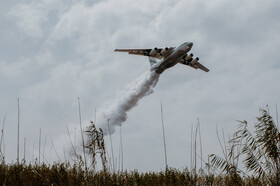 آتشسوزی در مرداب انزلی بعد از دو روز همچنان ادامه دارد. نیزار ها در حاشیۀ مرداب انزلی در سالهای اخیر با سوء مدیریت و گرم شدن آب و هوا در حال نابودی هستند. این آتشسوزیها عموما از سوی سودجویانی صورت میگیرد که با آتش زدن نیزار های خشکِ مرداب، اراضی اطراف مرداب را تصاحب میکنند و آنها را میفروشند.باتلاقی و نرم بودن خاک تالاب تلاشها برای اطفای حریق را با مشکل مواجه میکند. گفتهمیشود اکنون بخشی از اطفای حریق به خصوص در منطقه روستای «چراغ پشتان» با استفاده از بالگردهای مخصوص اطفای حریق صورت میگرفت.