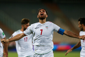 در هفته نخست از مرحله نهایی انتخابی جام جهانی در گروه A آسیا، تیمهای ملی ایران و سوریه از ساعت ۲۰:۳۰ پنجشنبه ۱۱ شهریور در ورزشگاه آزادی به مصاف یکدیگر رفتند که در پایان تیم ایران با تک گل علیرضا جهانبخش به برتری دست یافت.