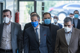 استقبال بهروز کمالوندی معاون امور بین‌الملل  و سخنگوی سازمان انرژی اتمی از رافائل گروسی، مدیرکل آژانس بین‌المللی انرژی اتمی پیش از دیدار با محمد اسلامی