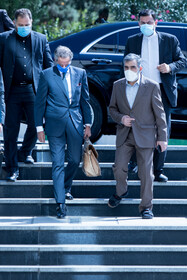 استقبال بهروز کمالوندی معاون امور بین‌الملل  و سخنگوی سازمان انرژی اتمی از رافائل گروسی، مدیرکل آژانس بین‌المللی انرژی اتمی پیش از دیدار با محمد اسلامی