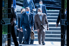 استقبال بهروز کمالوندی معاون امور بین‌الملل  و سخنگوی سازمان انرژی اتمی از رافائل گروسی، مدیرکل آژانس بین‌المللی انرژی اتمی پیش از دیدار با محمد اسلامی