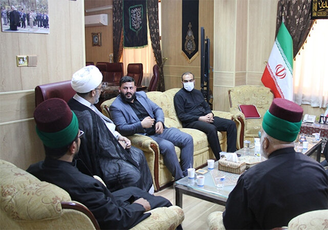 استقبال خدام عتبه حسینی از زائران ایرانی در اربعین