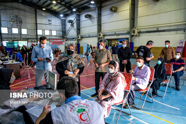 استقبال بوشهری‌ها از دوز سوم؛ مراکز واکسیناسیون کرونا شلوغ شدند