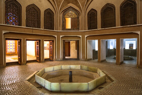 در باغ دولت آباد، عمارتی هشت ضلعی ساخته شده است که “عمارت هشتی” یا “عمارت بادگیر” نام دارد. بادگیری هشت طرفه نیز بالای این بنا ایجاد شده است.