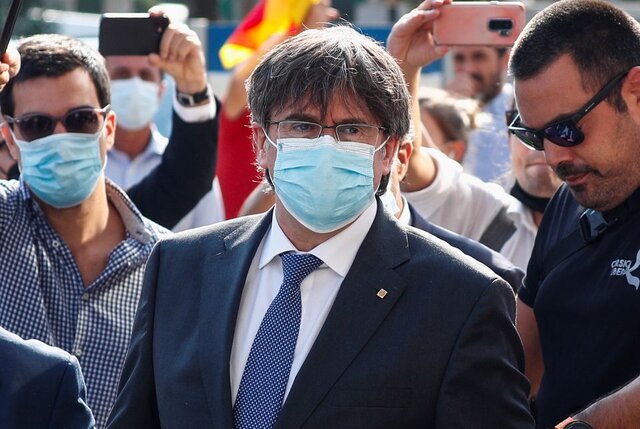 طرفداران رهبر کاتالونیا در مقابل دادگاه شعار "آزادی" سردادند