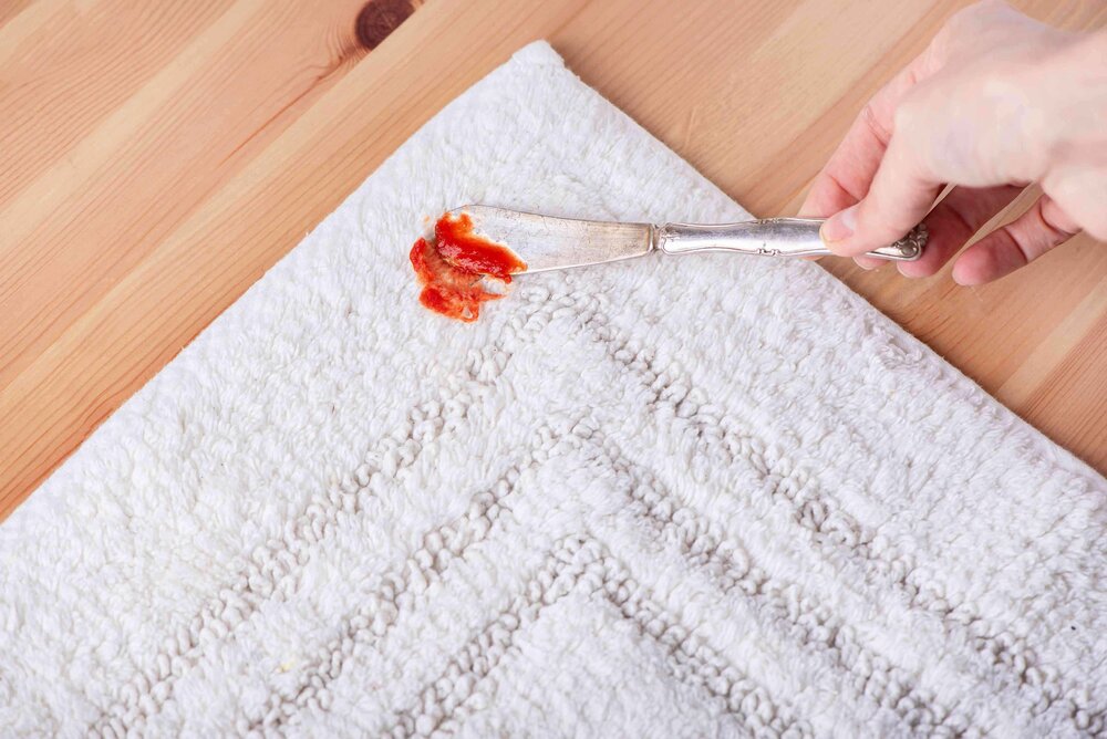 2 روش برای پاک کردن لکه سس گوجه فرنگی از فرش