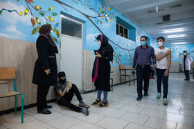۱۷ مهر ۱۴۰۰ –  مدرسه‌ای در شهر تهران که به عنوان محل واکسیناسیون کرونا برای دانش‌آموزان 12 تا 18 سال انتخاب شده است 