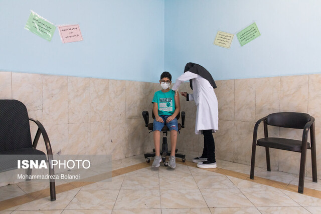 اعزام تیم سیار واکسیناسیون کرونا به مدارس ابتدایی در مشهد